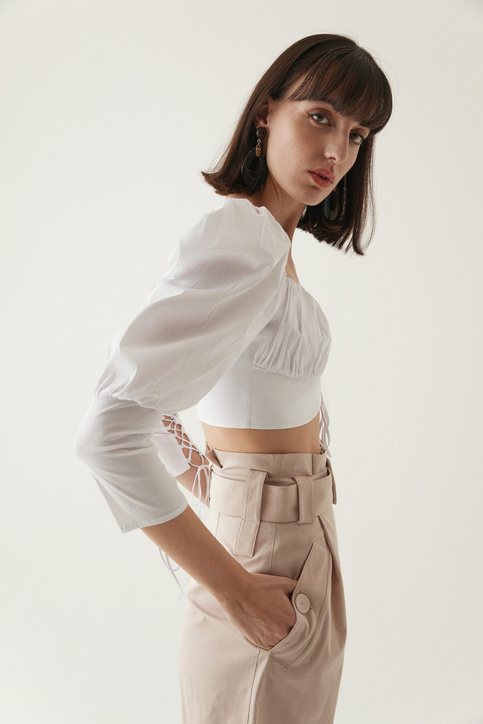 Beyaz Çapraz Bağcık Detaylı Crop Bluz
