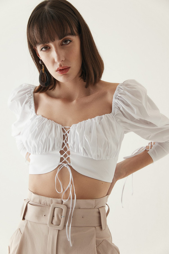 Beyaz Çapraz Bağcık Detaylı Crop Bluz