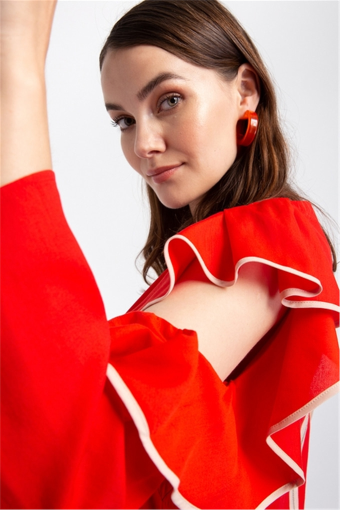 RUE SINGLE SLEEVE FLOUNCED DRESS WITH PIPING DETAIL RED