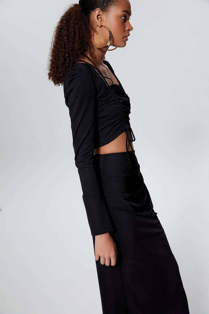 Büzgü Detaylı Siyah Crop Top