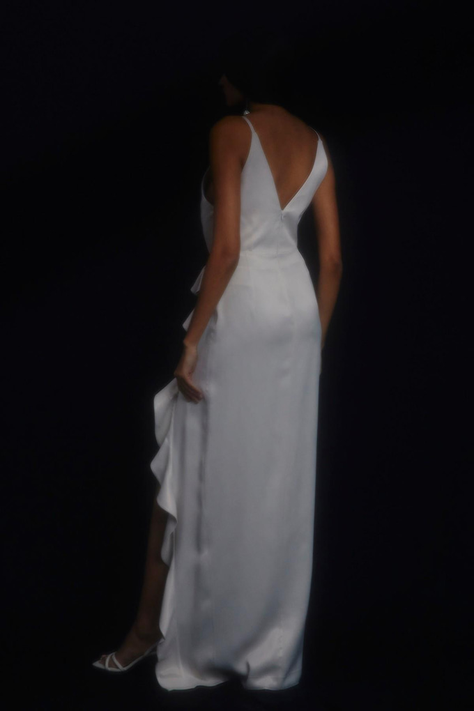 Fırfır Detaylı Yırtmaçlı Krem Elbise