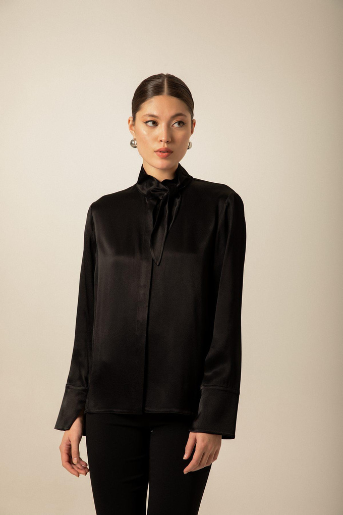 Fular Detaylı Siyah Gömlek