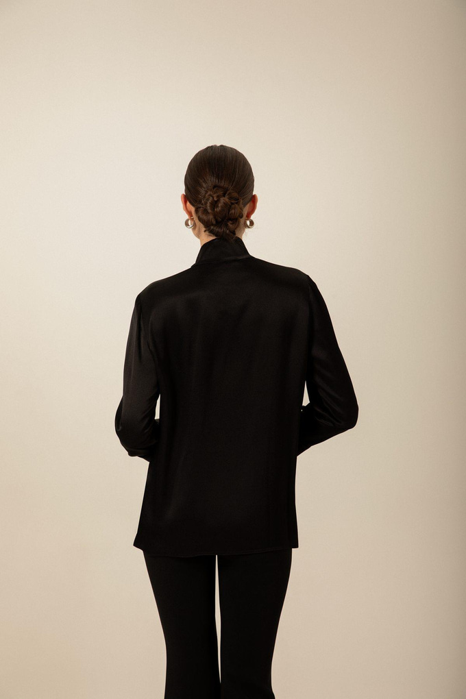 Fular Detaylı Siyah Gömlek