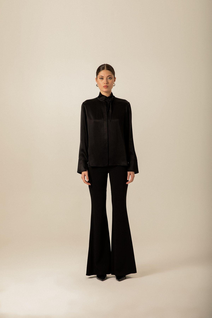 Fular Detaylı Siyah Gömlek