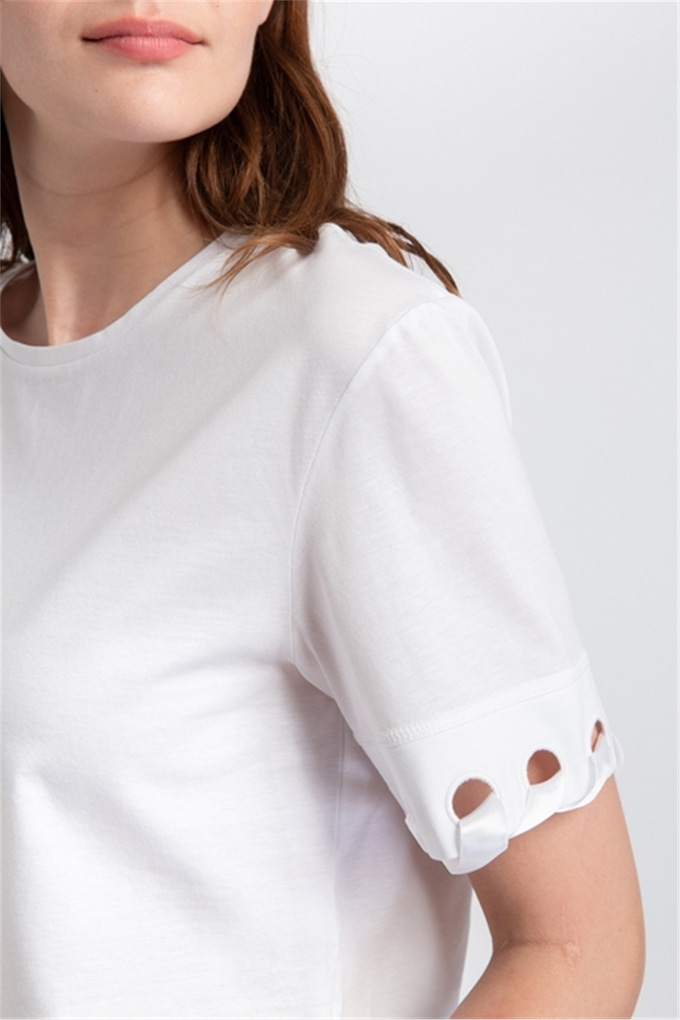 Kolları Nakış Kuş Gözü ve Kurdela Detaylı T-Shirt