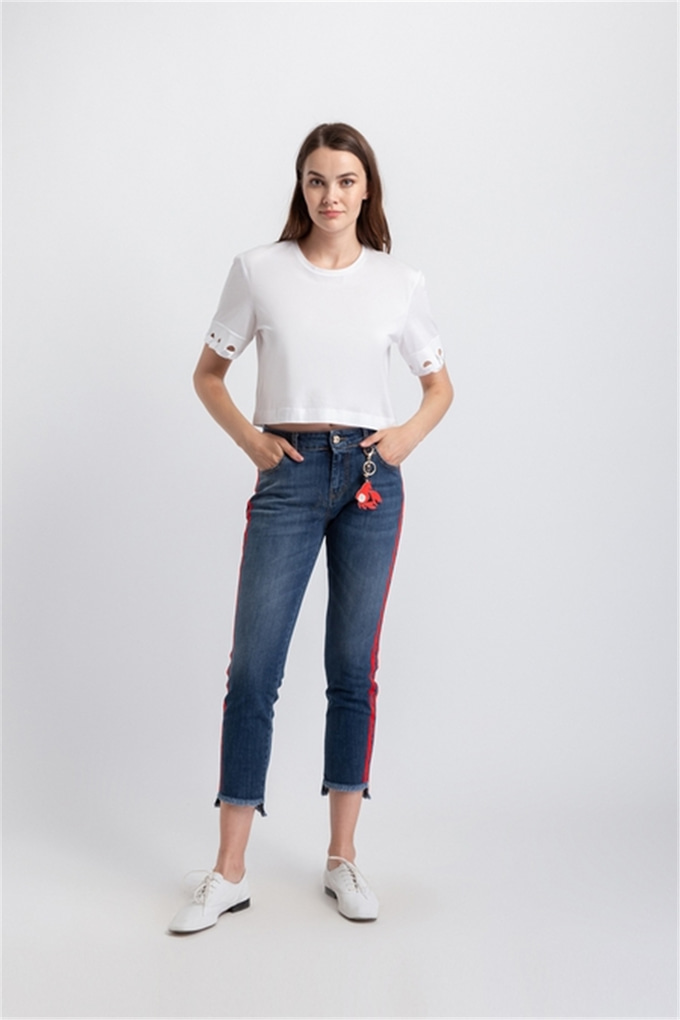 Kolları Nakış Kuş Gözü ve Kurdela Detaylı T-Shirt