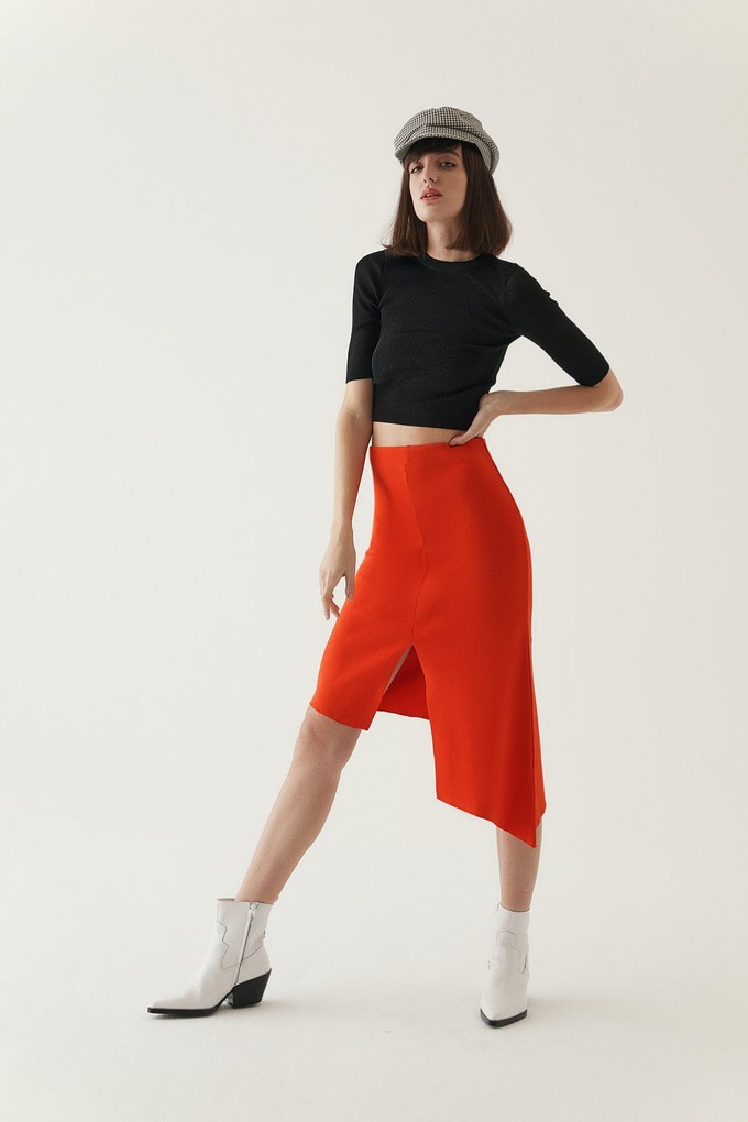 Cropped Knitted Blouse With A Round Neck