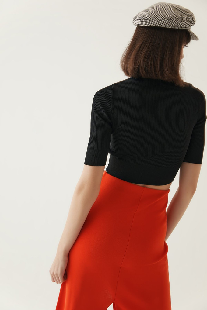 Cropped Knitted Blouse With A Round Neck