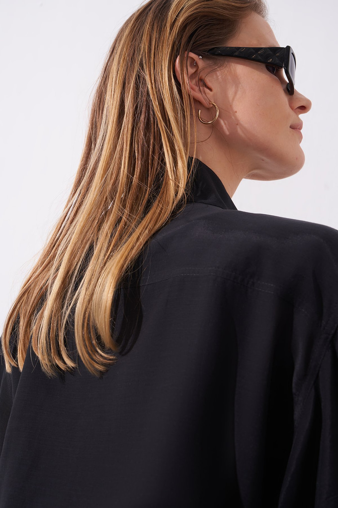 Siyah Fermuarlı Dik Yaka Crop Fit Ceket