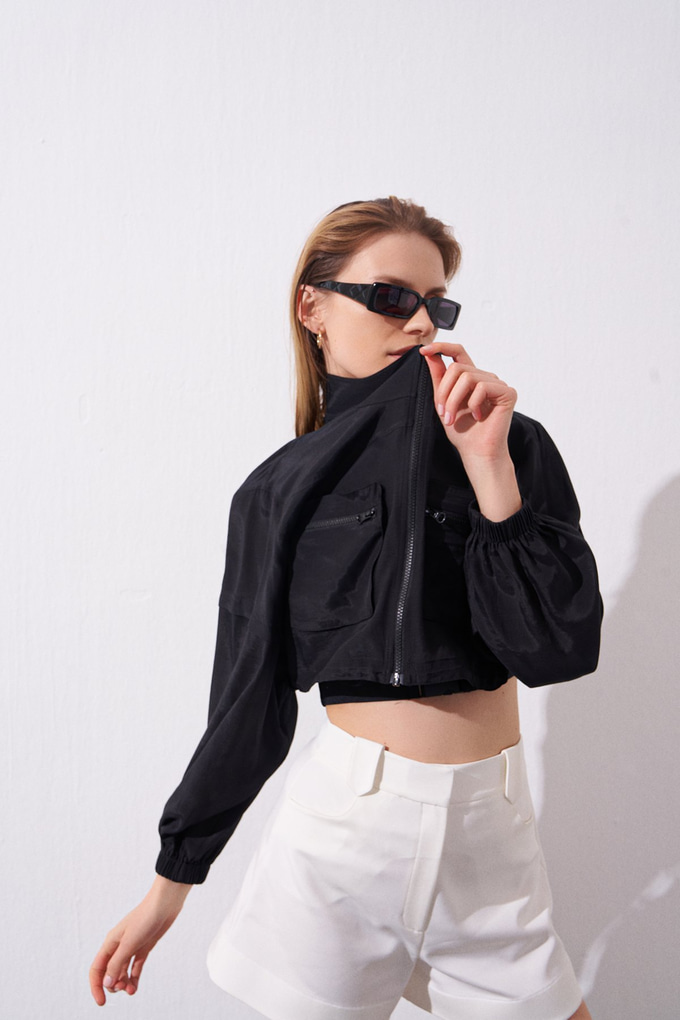 Siyah Fermuarlı Dik Yaka Crop Fit Ceket