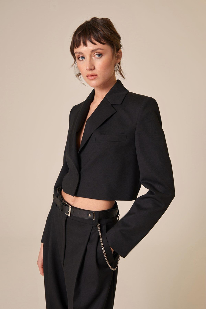 Uzun Kollu Siyah Crop Ceket