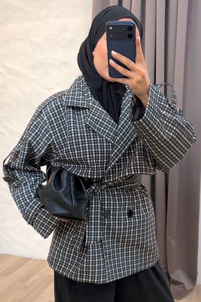 Pötikare Desenli Astarlı Siyah Kısa Trençkot