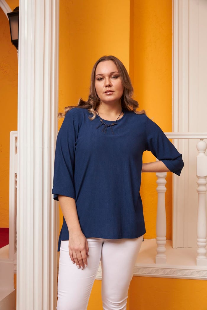 Kolye Detaylı Yırtmaçlı Büyük Beden Lacivert Bluz