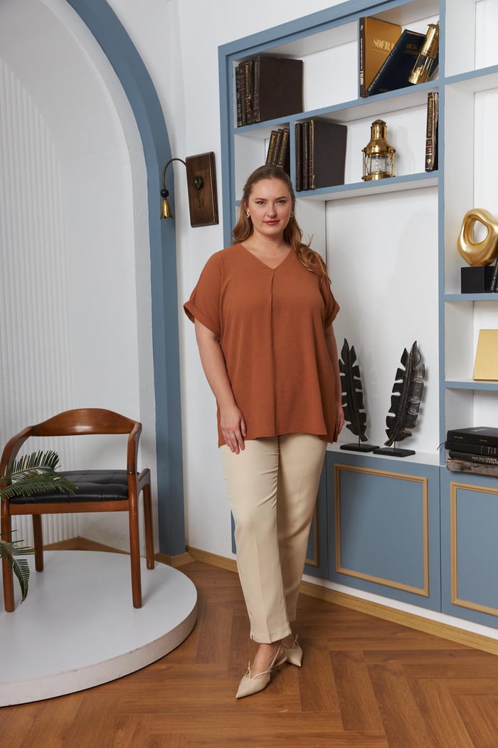 Yaka ve Kol Detaylı Yırtmaçlı Büyük Beden Bluz Camel