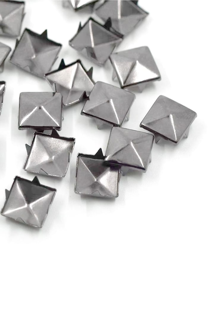 Süs Tırnaklı Çakma Kare Piramit 7 mm 20 Adet Metal Trok