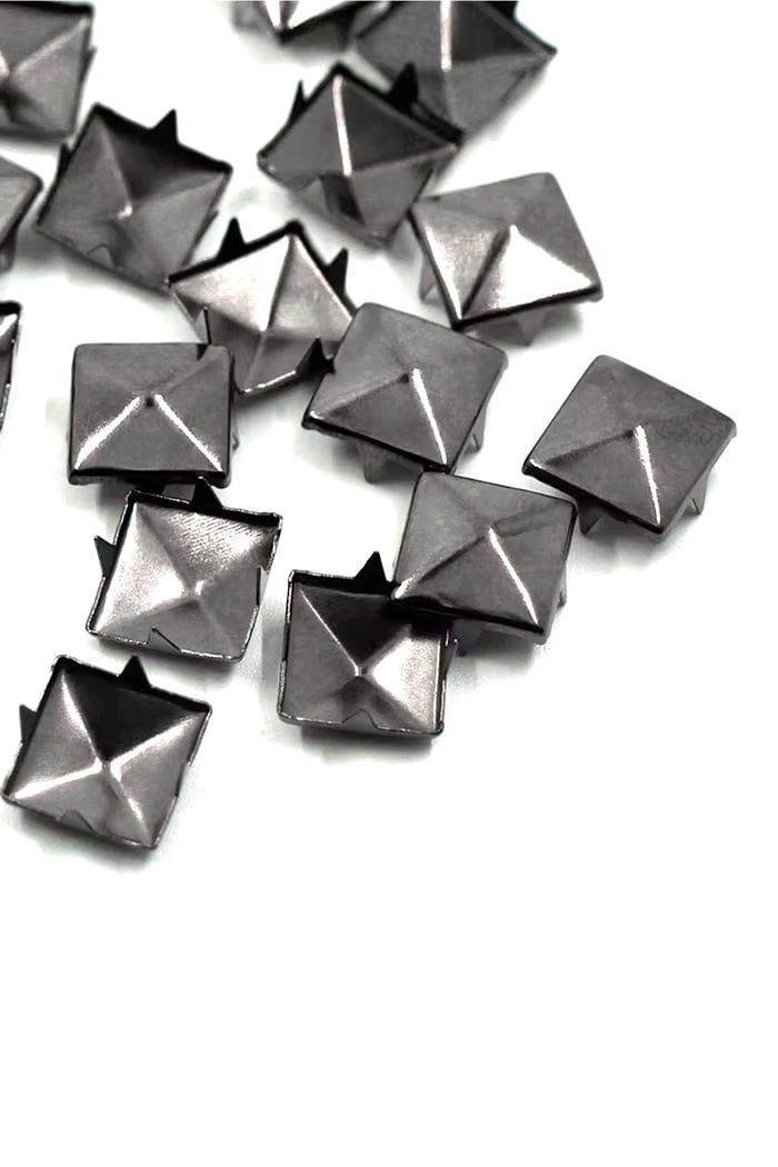 Süs Tırnaklı Platin Çakma Kare Piramit 10 mm 20 Adet Metal Trok
