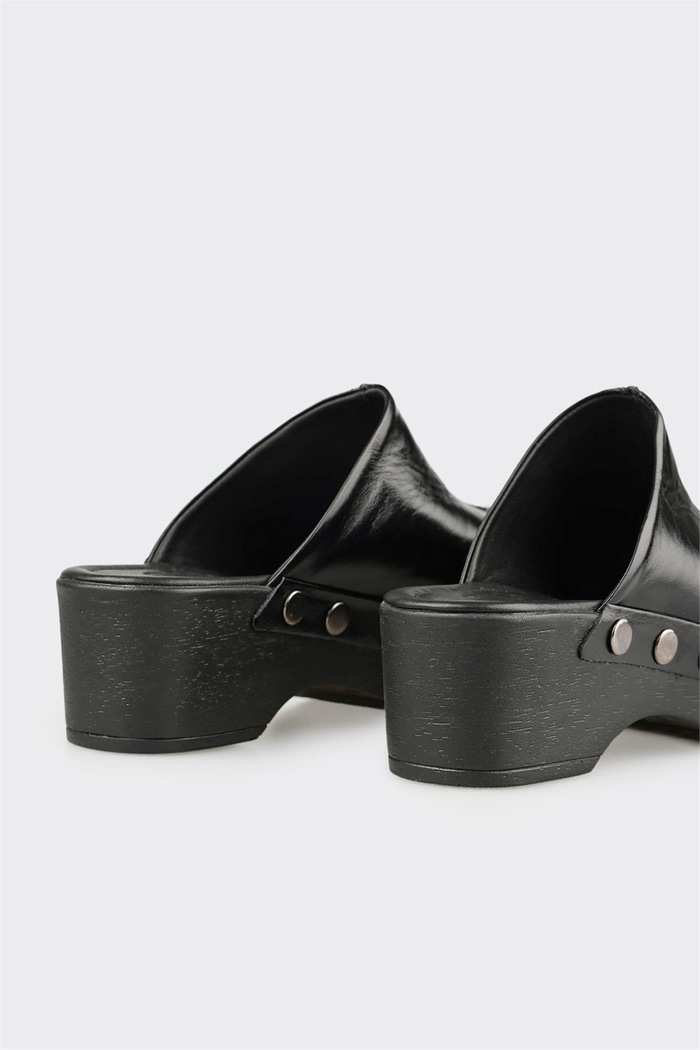 Siyah Deri Kadın Terlik