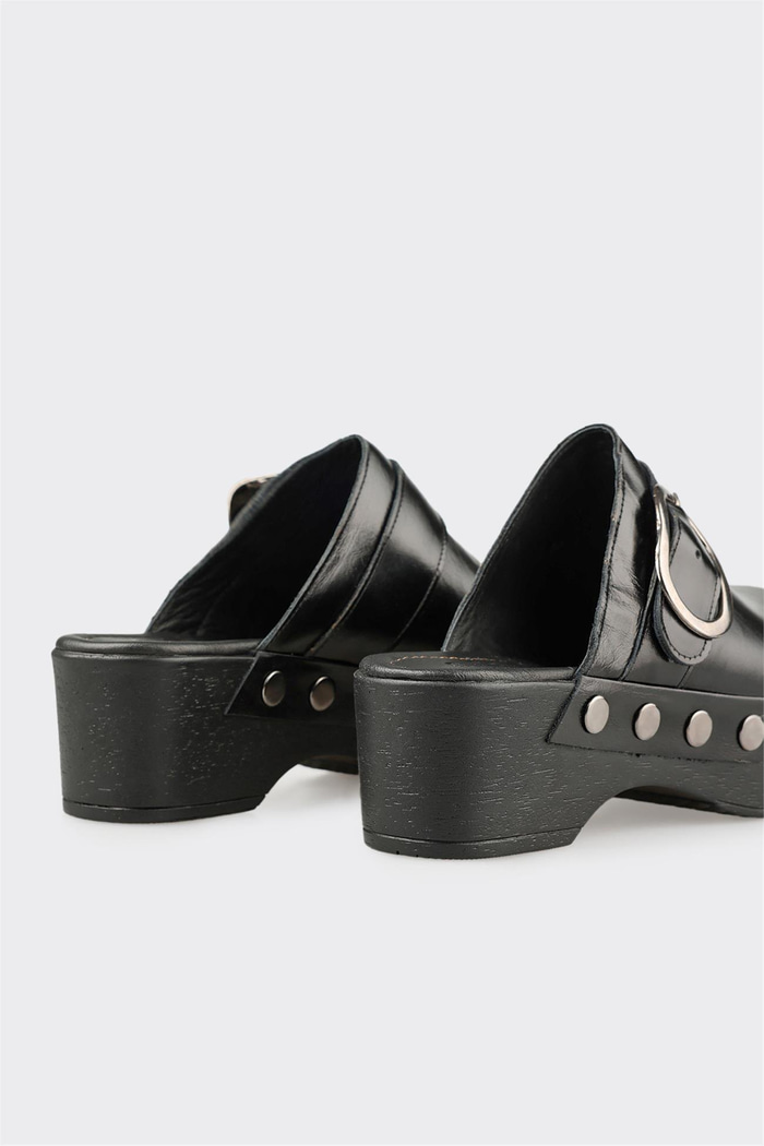 Siyah Deri Kadın Terlik