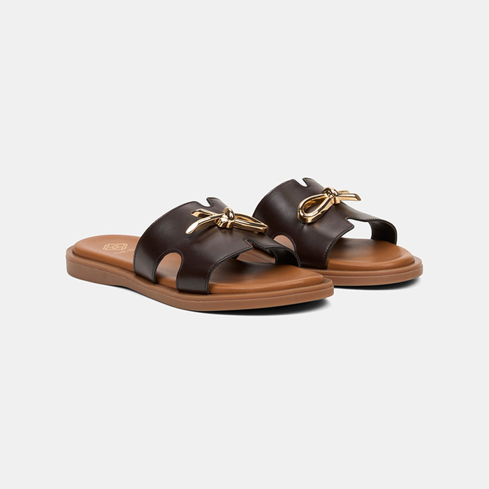 Kadın Kahve Metal Toka Aksesuarlı Deri Terlik