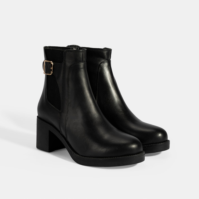 Kadın Siyah Metal Toka Detaylı Topuklu Deri Bot