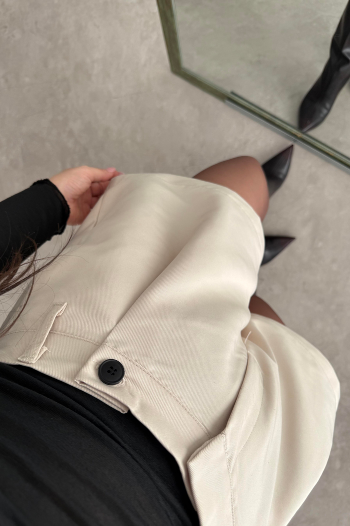Düğme Detaylı Geniş Paça Ekru Şort