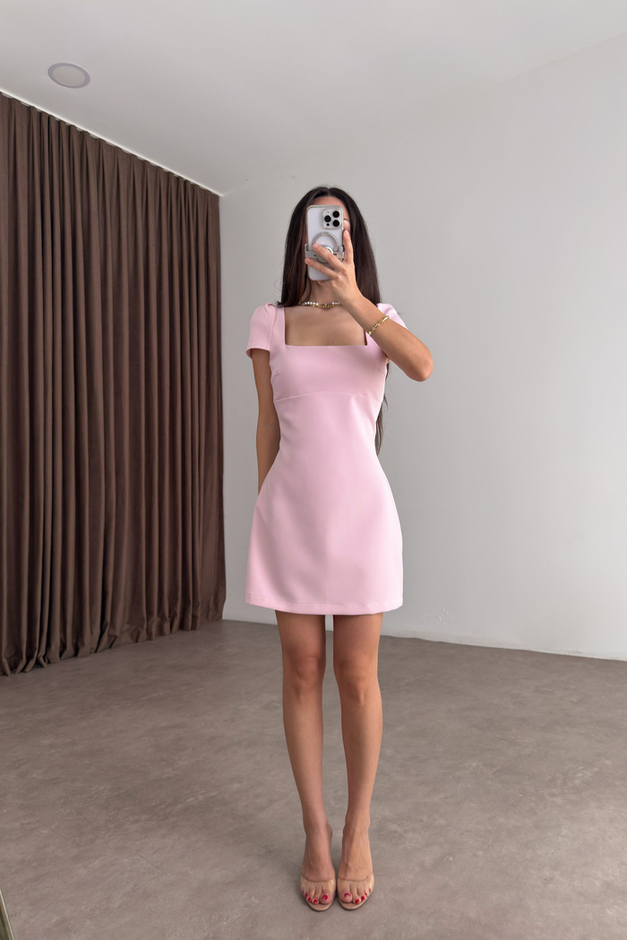 Fiyonklu Sırt Dekolteli Pembe Kısa Elbise