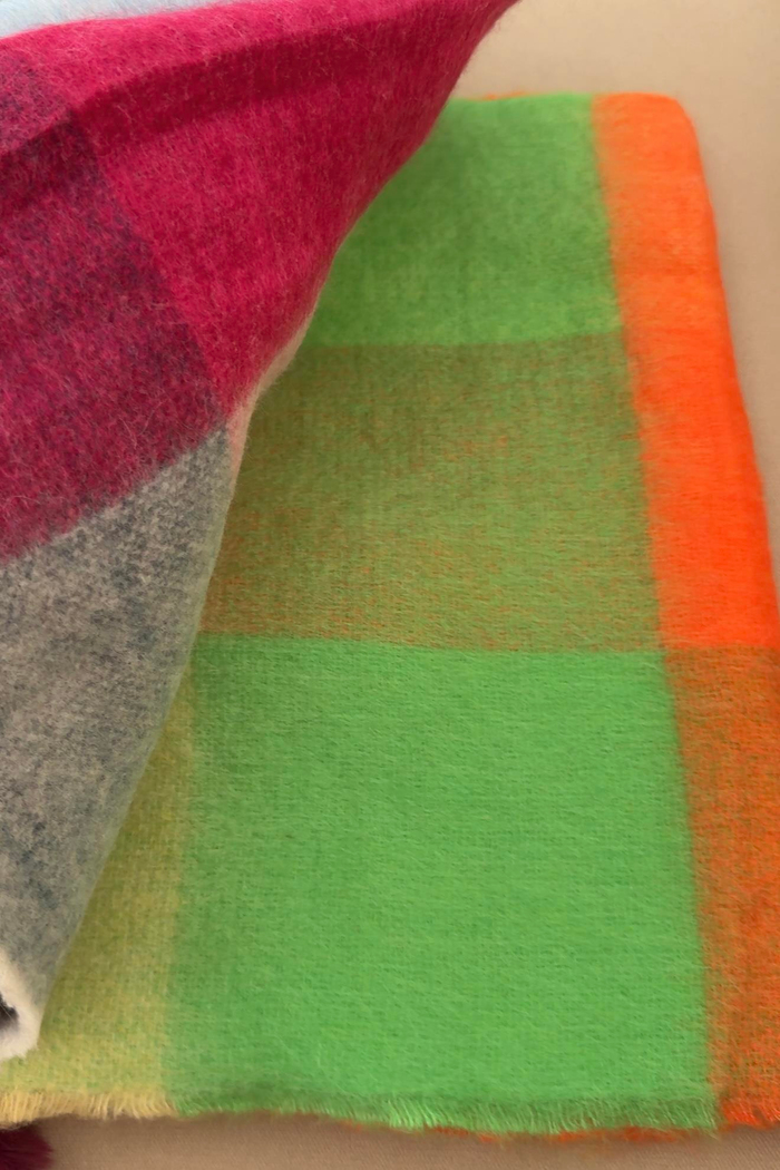 Oys. Kalın Ponpon Detaylı Renkli Atkı