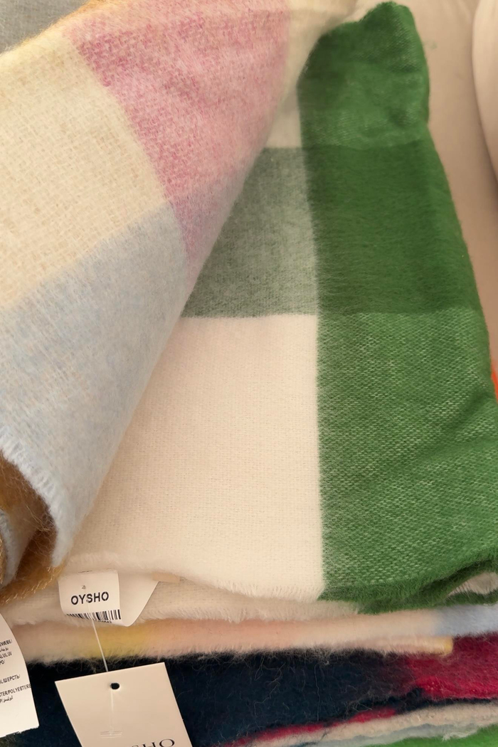 Oys. Kalın Ponpon Detaylı Renkli Atkı