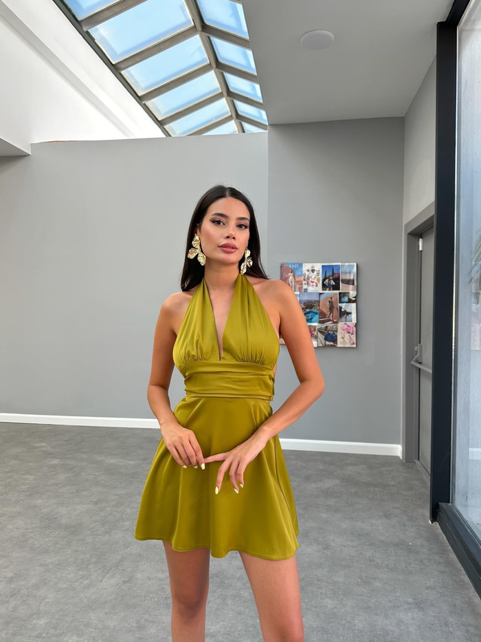 Dekolteli Sırt Bağlamalı Mini Saten Elbise