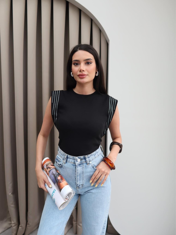 Omuz Taş Detaylı T-Shirt