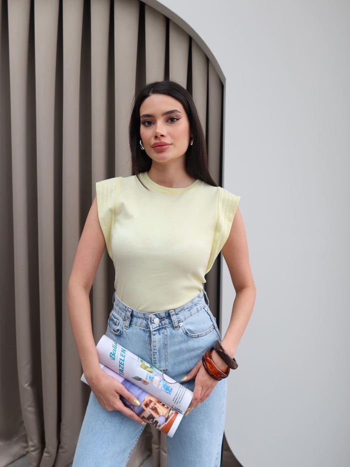 Omuz Taş Detaylı T-Shirt