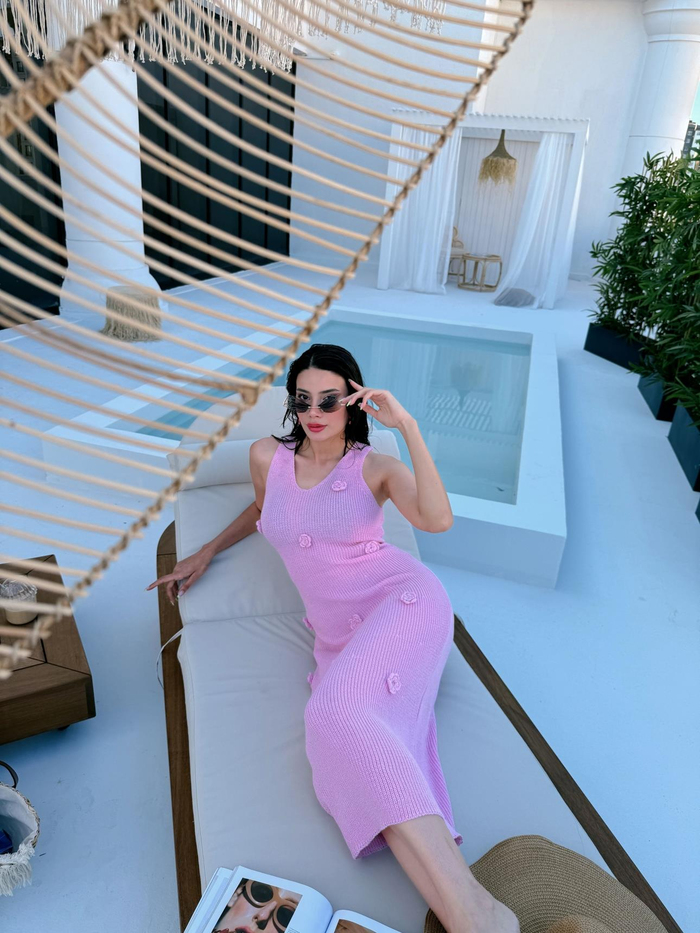 Pembe Dökümlü Triko Elbise