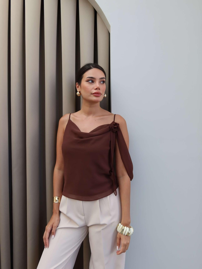 Romantik Çiçek Tokalı Askılı Bluz