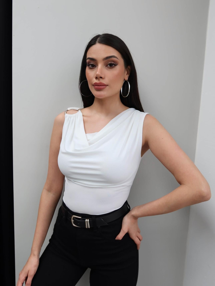 Sıfır Kol Tokalı Degaje Yaka Bluz