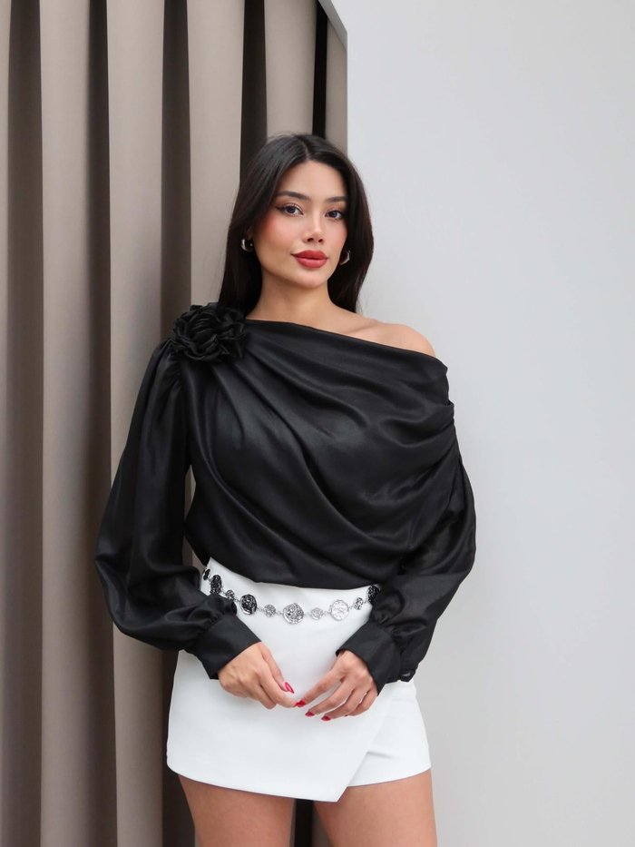 Tek Omuz Gül Detaylı Şifon Bluz