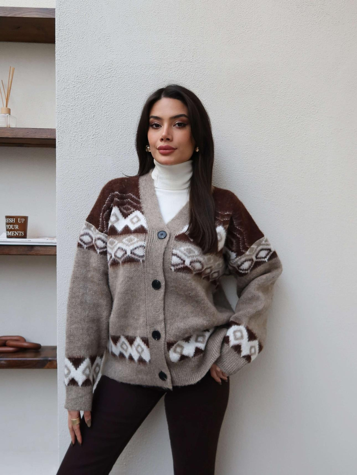 V Yaka Desenli Düğmeli Hırka
