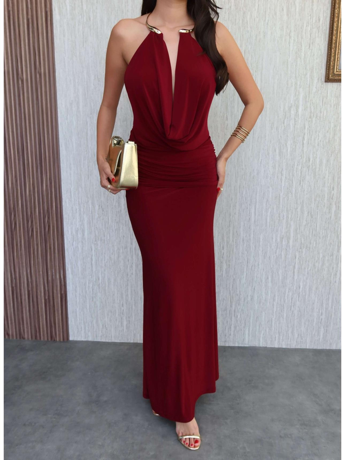 Aksesuar Detay Dekolteli Uzun Elbise