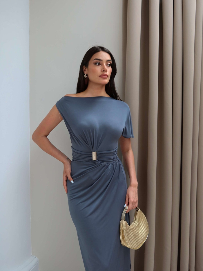 Aksesuarlı Tek Kol Asimetrik Elbise