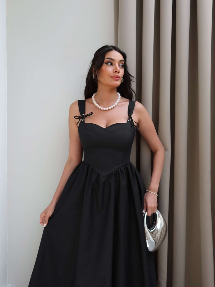 Arka Bağcık Detaylı Kalp Yaka Elbise