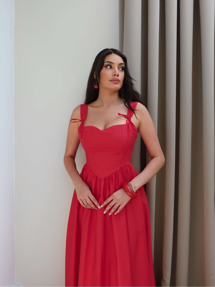 Arka Bağcık Detaylı Kalp Yaka Elbise