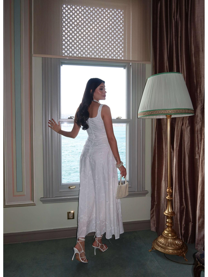 Askılı Çiçek Nakışlı Elbise