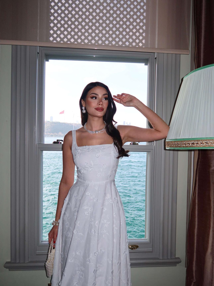 Askılı Çiçek Nakışlı Elbise