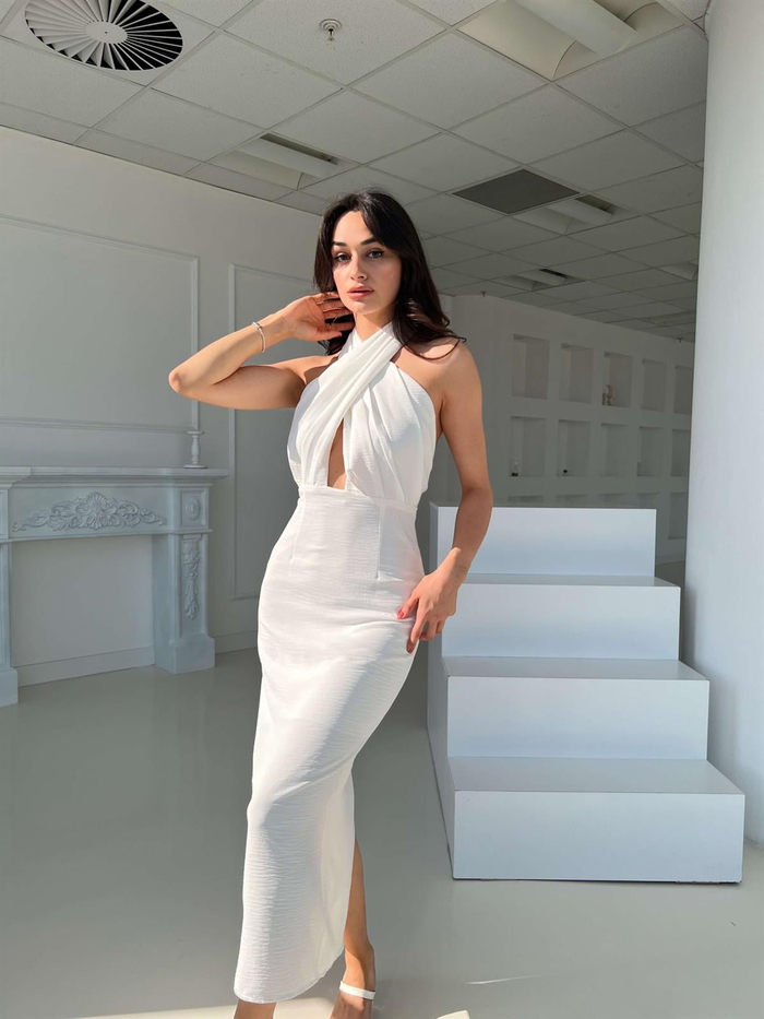 Beyaz Boyundan Bağlamalı Sırt Dekolte Elbise