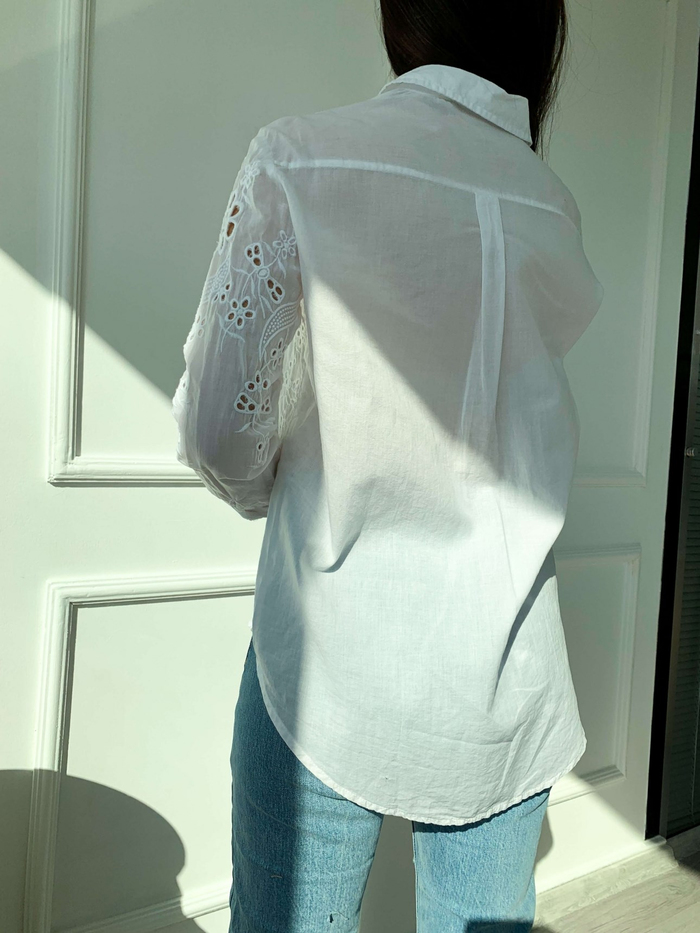 Beyaz Çiçek Işlemeli Gömlek