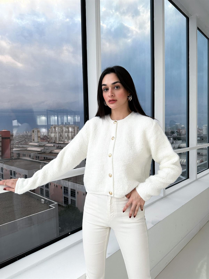 Beyaz Düğmeli Yumoş Hırka