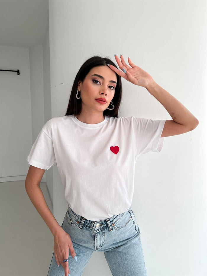 Beyaz Minik Kalp Detaylı Tshirt