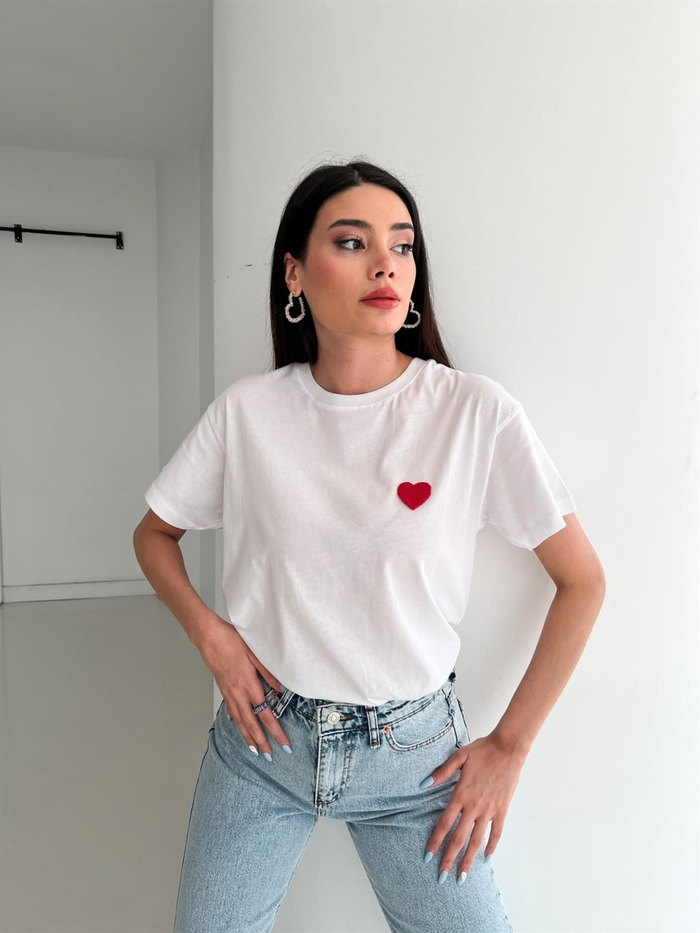 Beyaz Minik Kalp Detaylı Tshirt