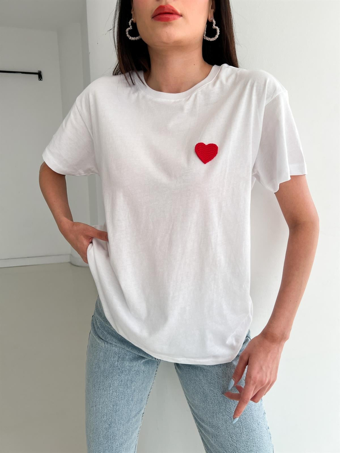Beyaz Minik Kalp Detaylı Tshirt