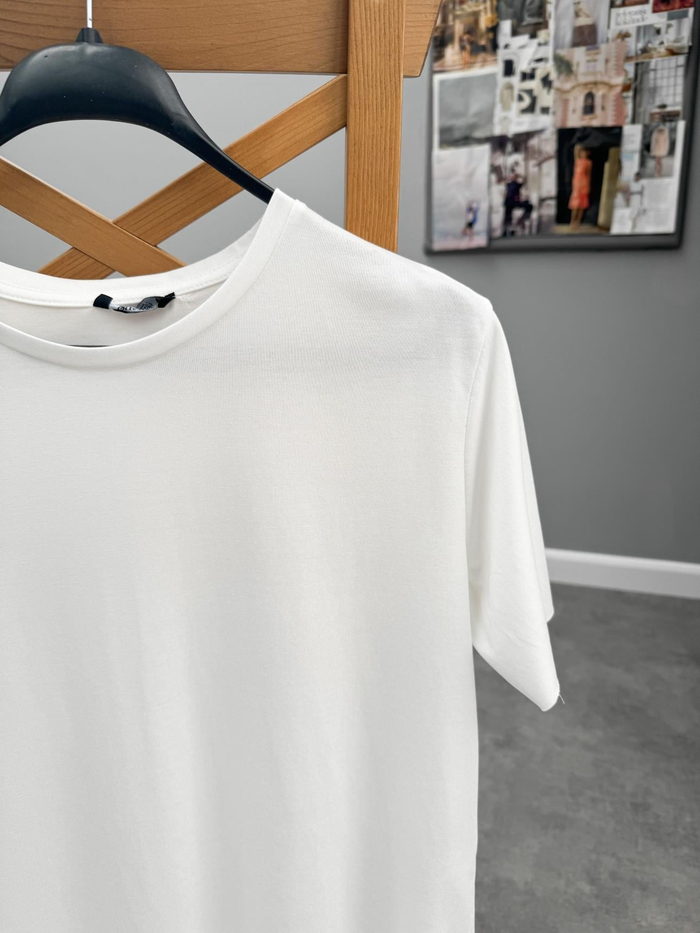 Beyaz Oval Kesim Tshirt