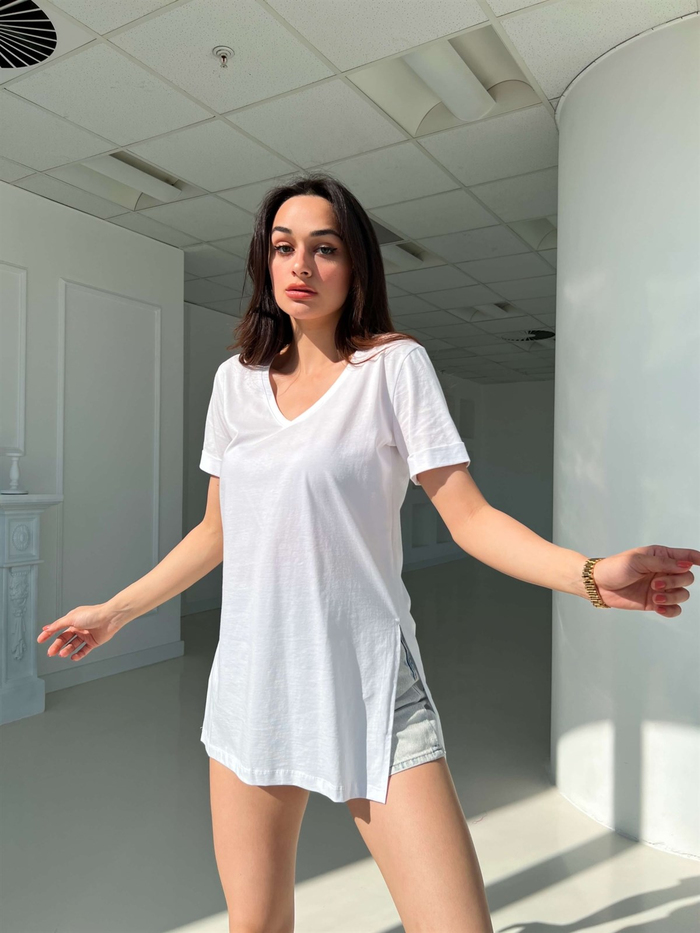 Beyaz V Yaka Yırtmaçlı Tshirt